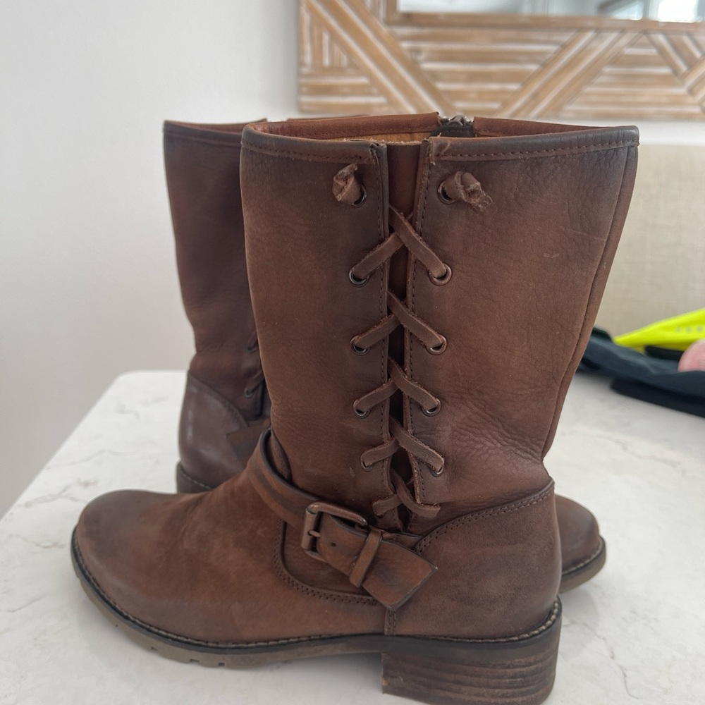 SOFFT Women’s boots. Size 8. EUC (687). Brown with zip closure.